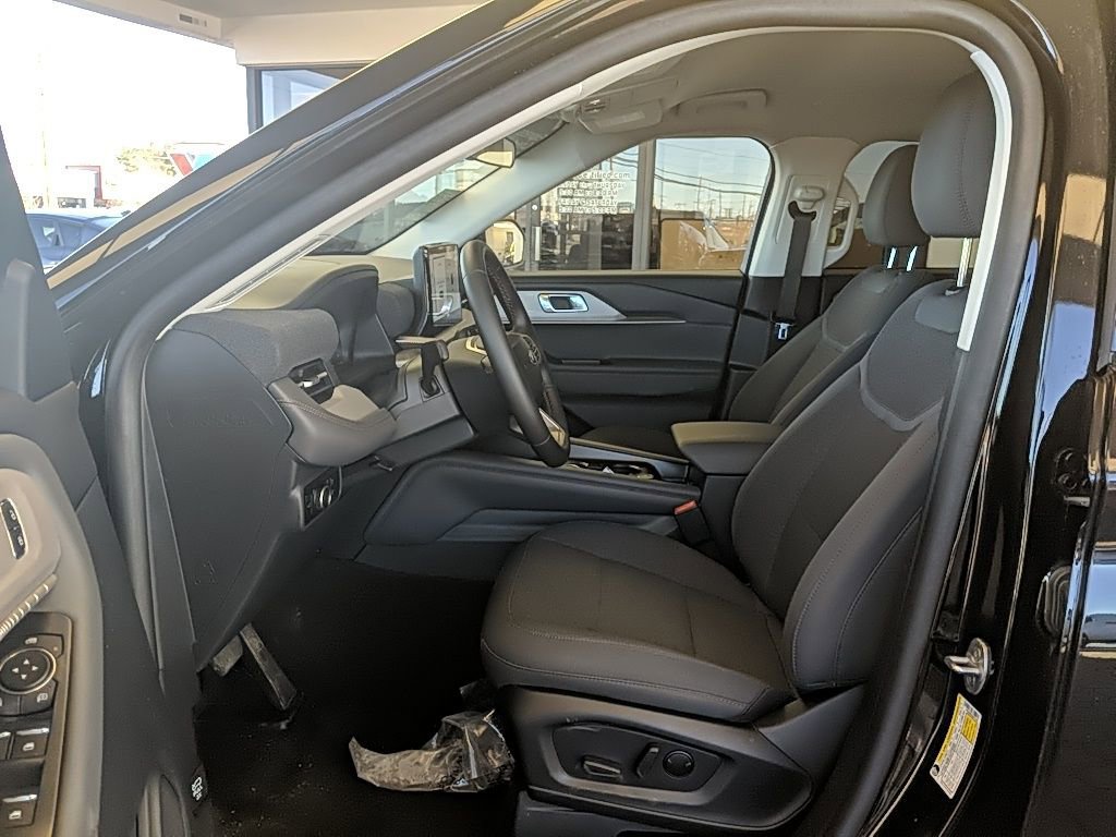 Certified 2025 Ford Explorer Active AWD/4WD image 13