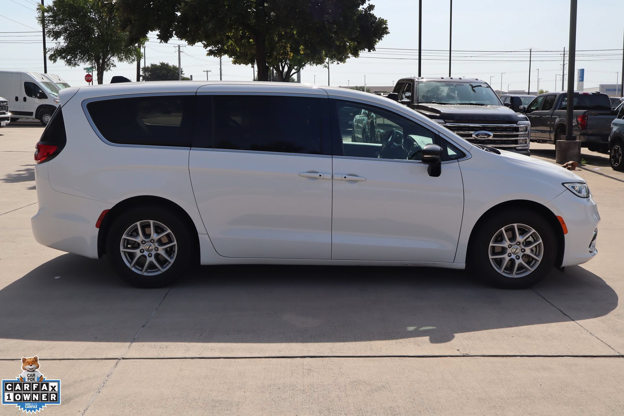 Used 2025 Chrysler Pacifica Select FWD image 2