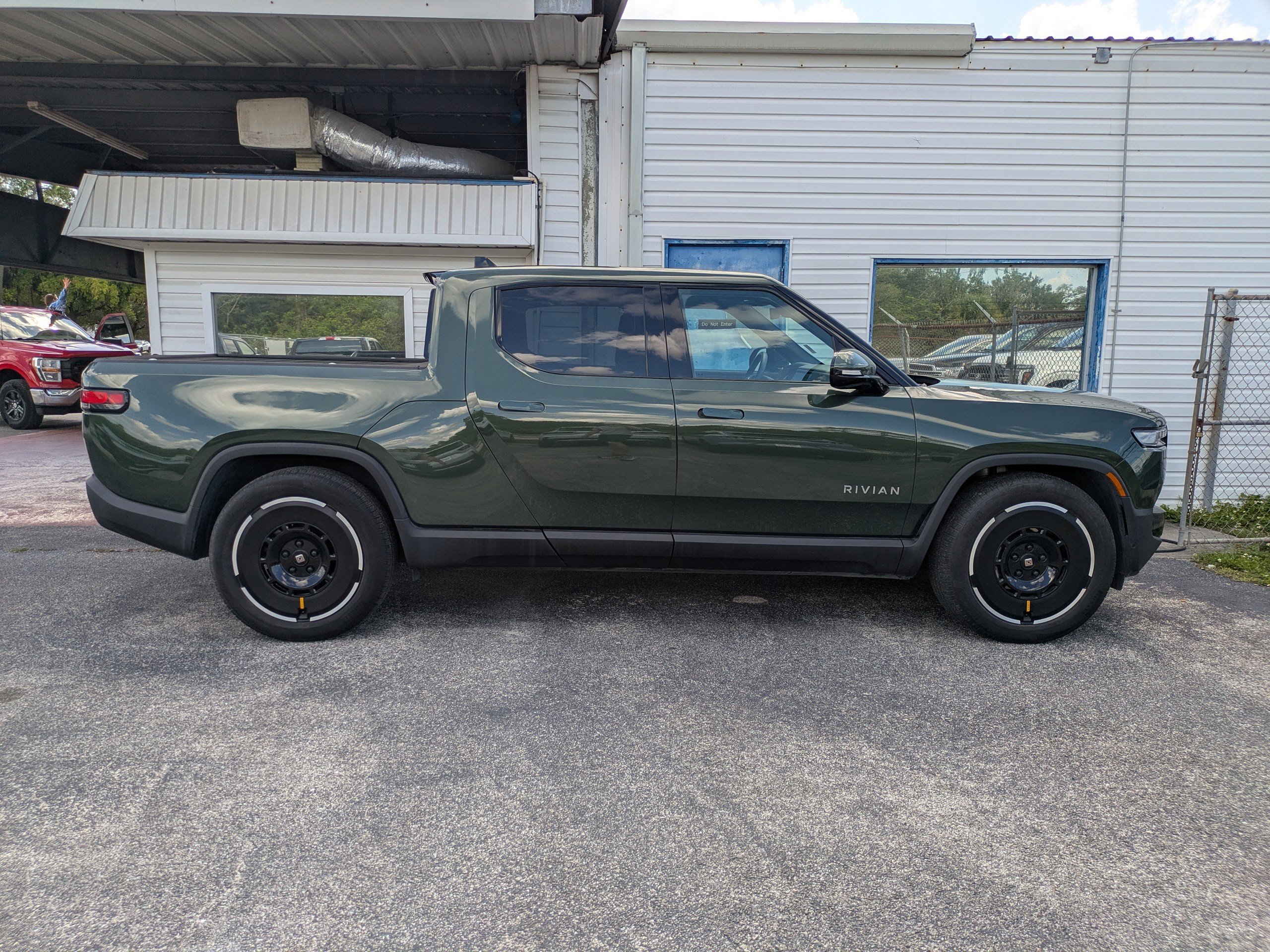 Used 2025 Rivian R1T Adventure AWD/4WD image 3