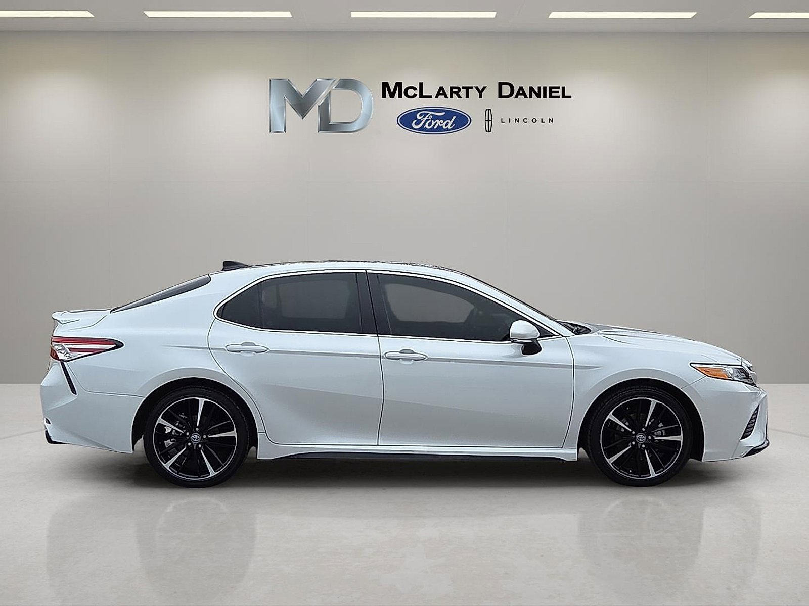 Used 2020 Toyota Camry XSE image 6