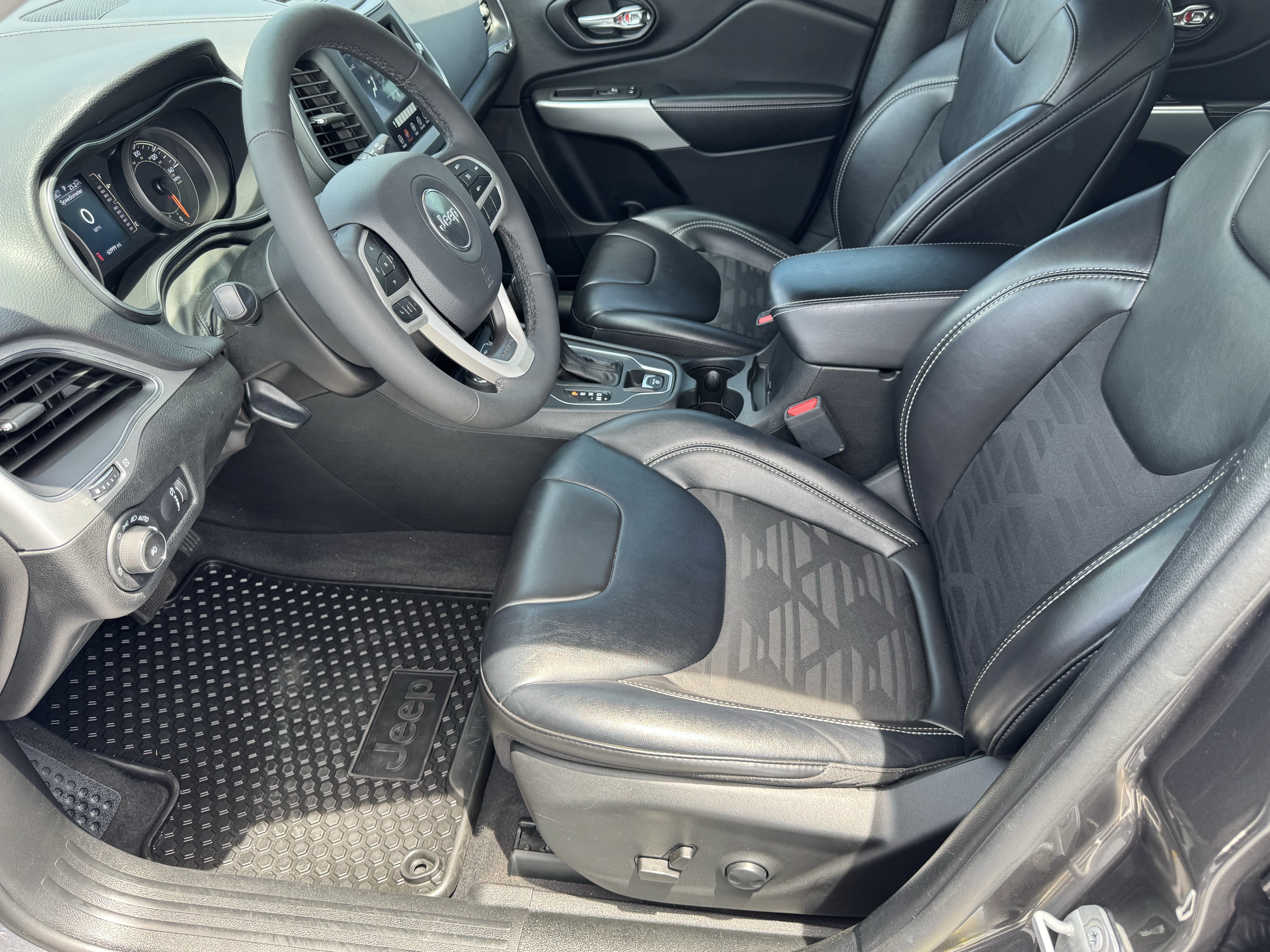 Used 2022 Jeep Cherokee Latitude AWD/4WD image 9