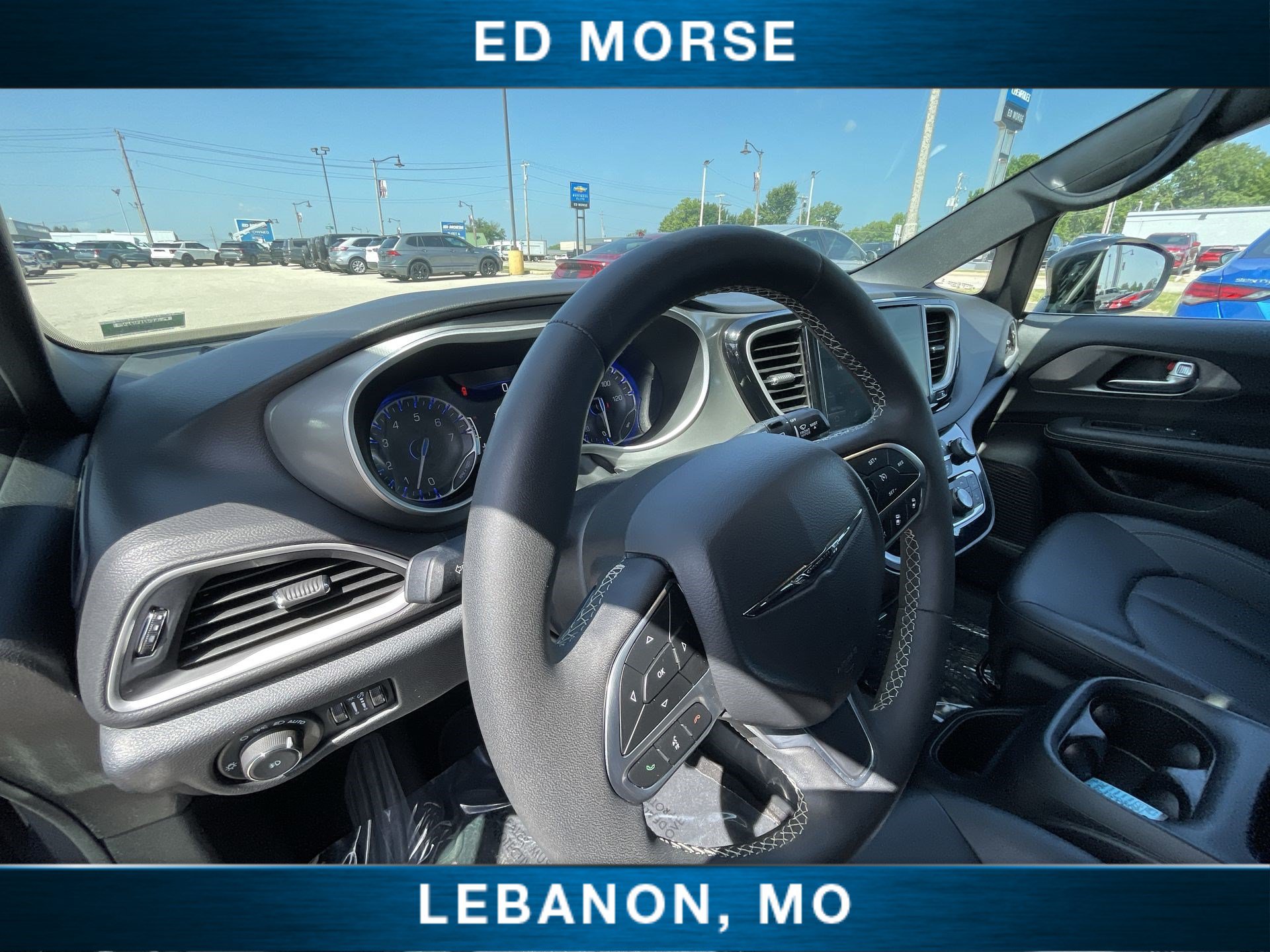 Used 2025 Chrysler Pacifica Select FWD image 10