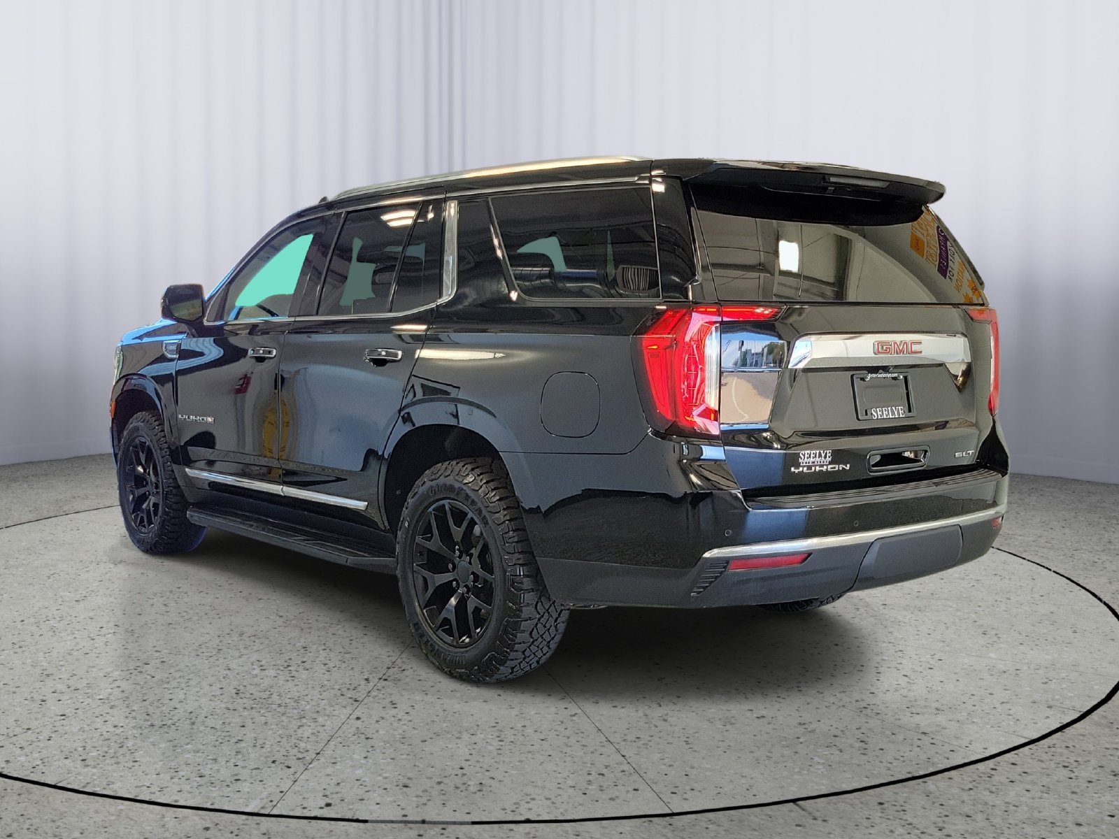 Used 2021 GMC Yukon SLT w/ Rear Media and Nav Package AWD/4WD image 3