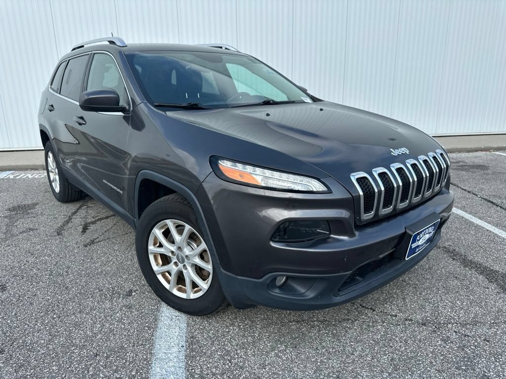Used 2018 Jeep Cherokee Latitude Plus w/ Comfort/Convenience Group AWD/4WD image 10
