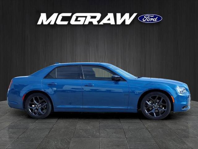 Used 2022 Chrysler 300 Touring w/ Sport Appearance Package image 5
