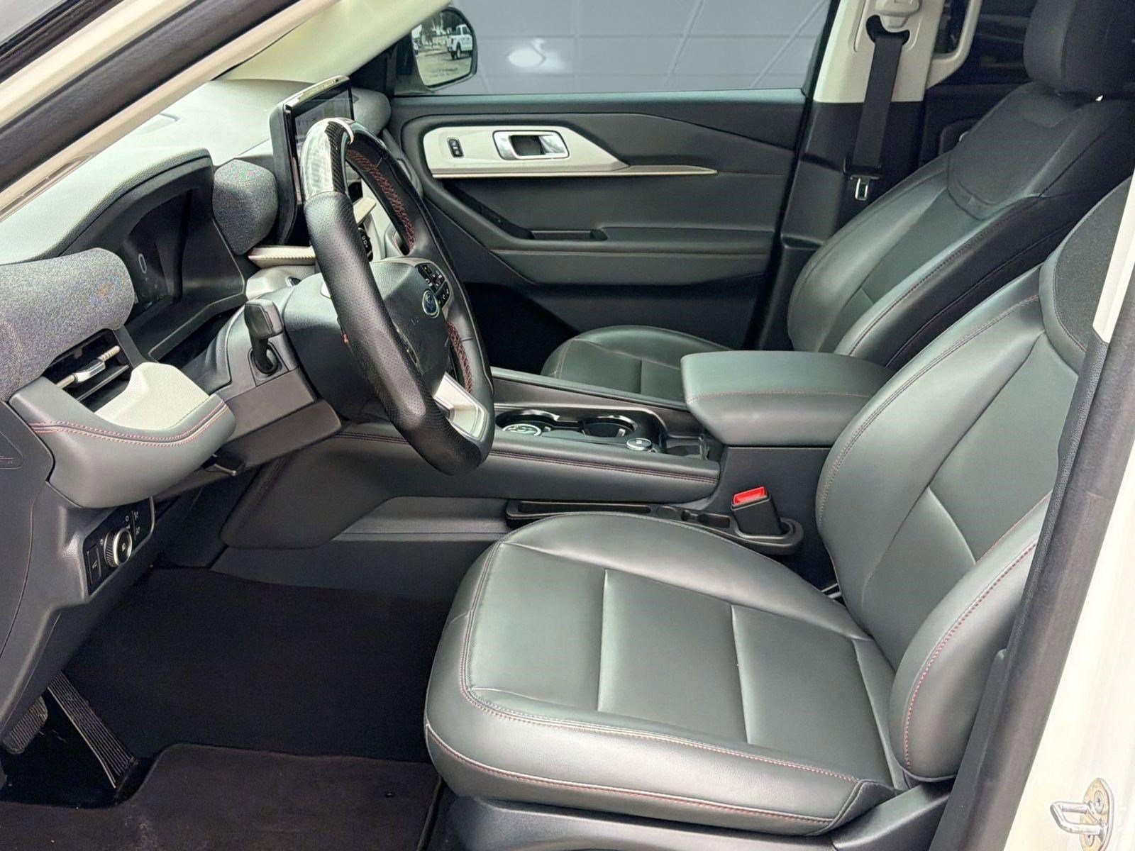 Certified 2025 Ford Explorer Active w/ Active Comfort Package RWD image 5