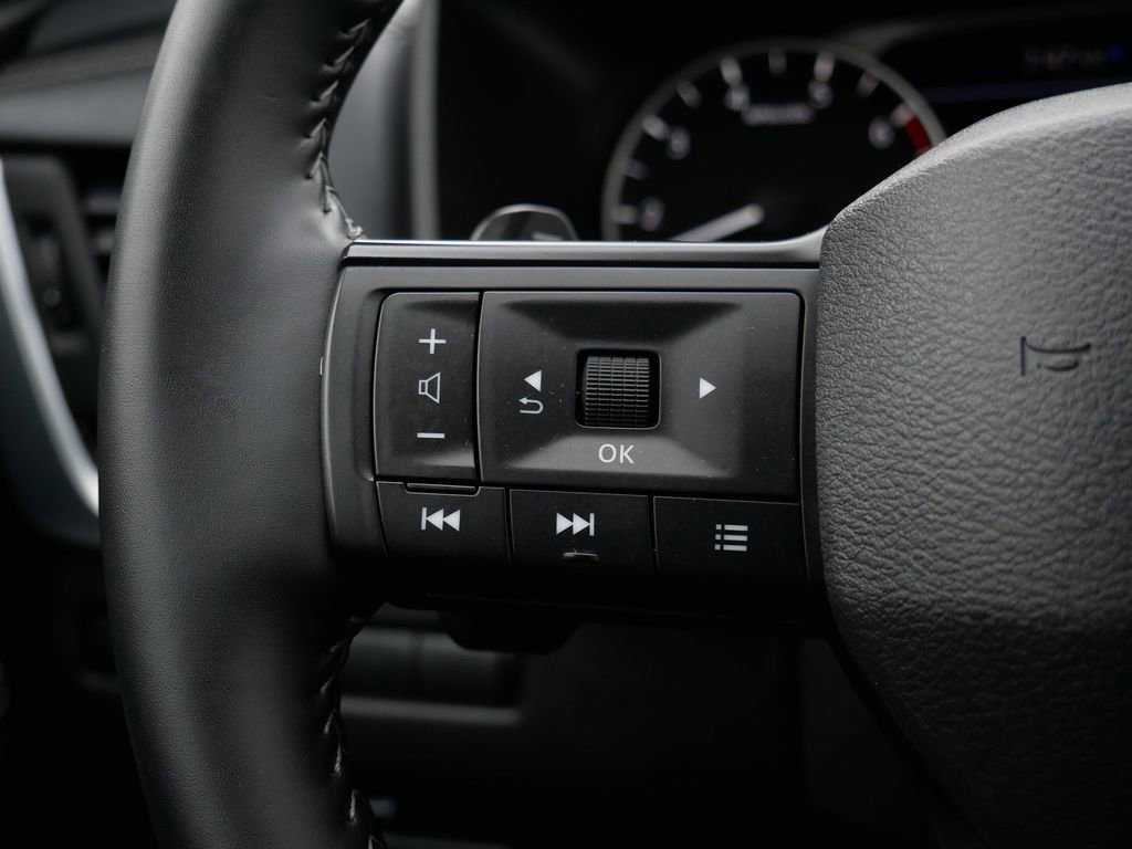 Used 2025 Nissan Rogue SV AWD/4WD image 17