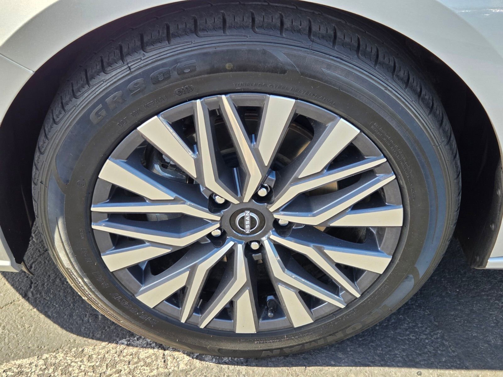 Used 2024 Nissan Altima 2.5 SV FWD image 9