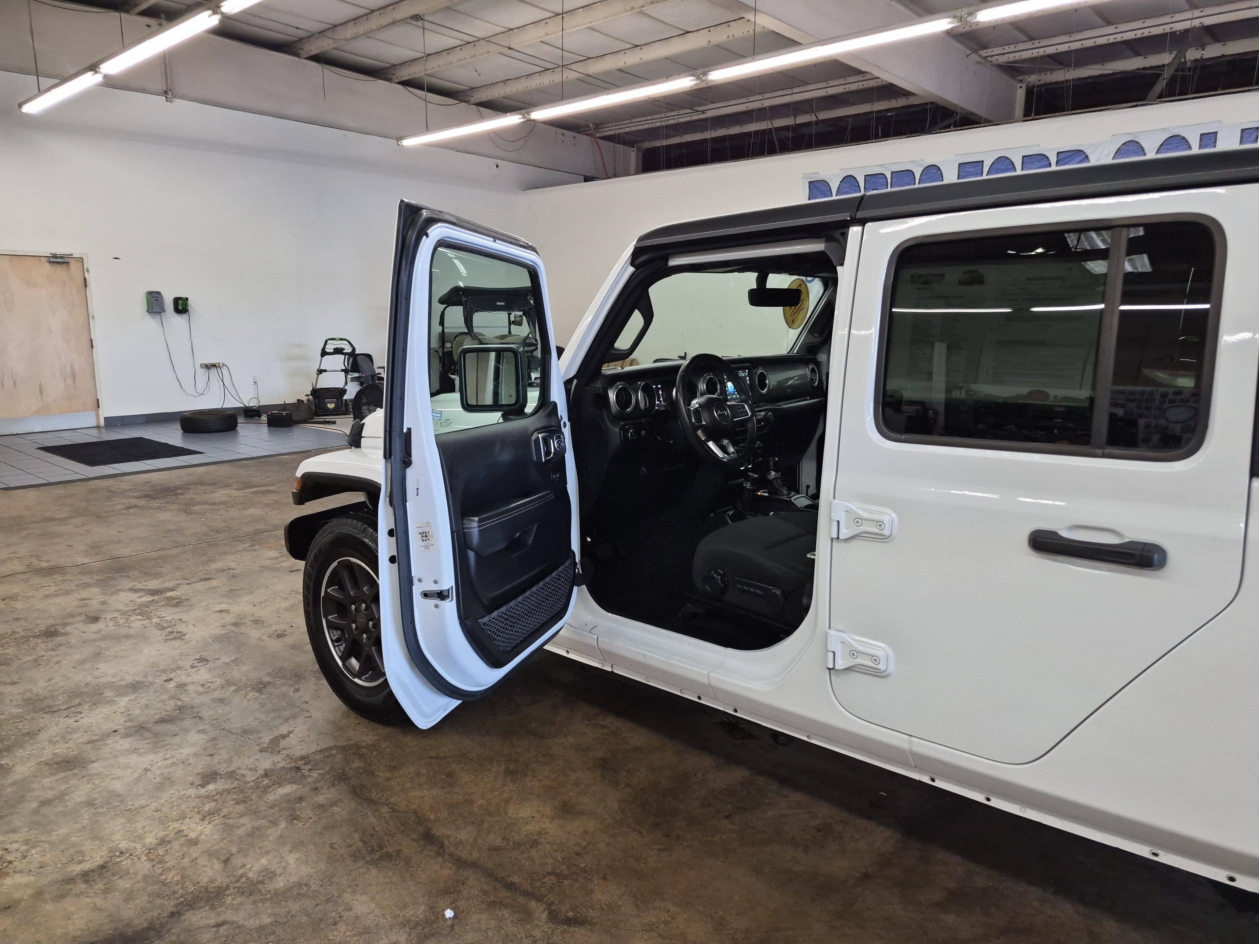 Used 2023 Jeep Gladiator Overland AWD/4WD image 11