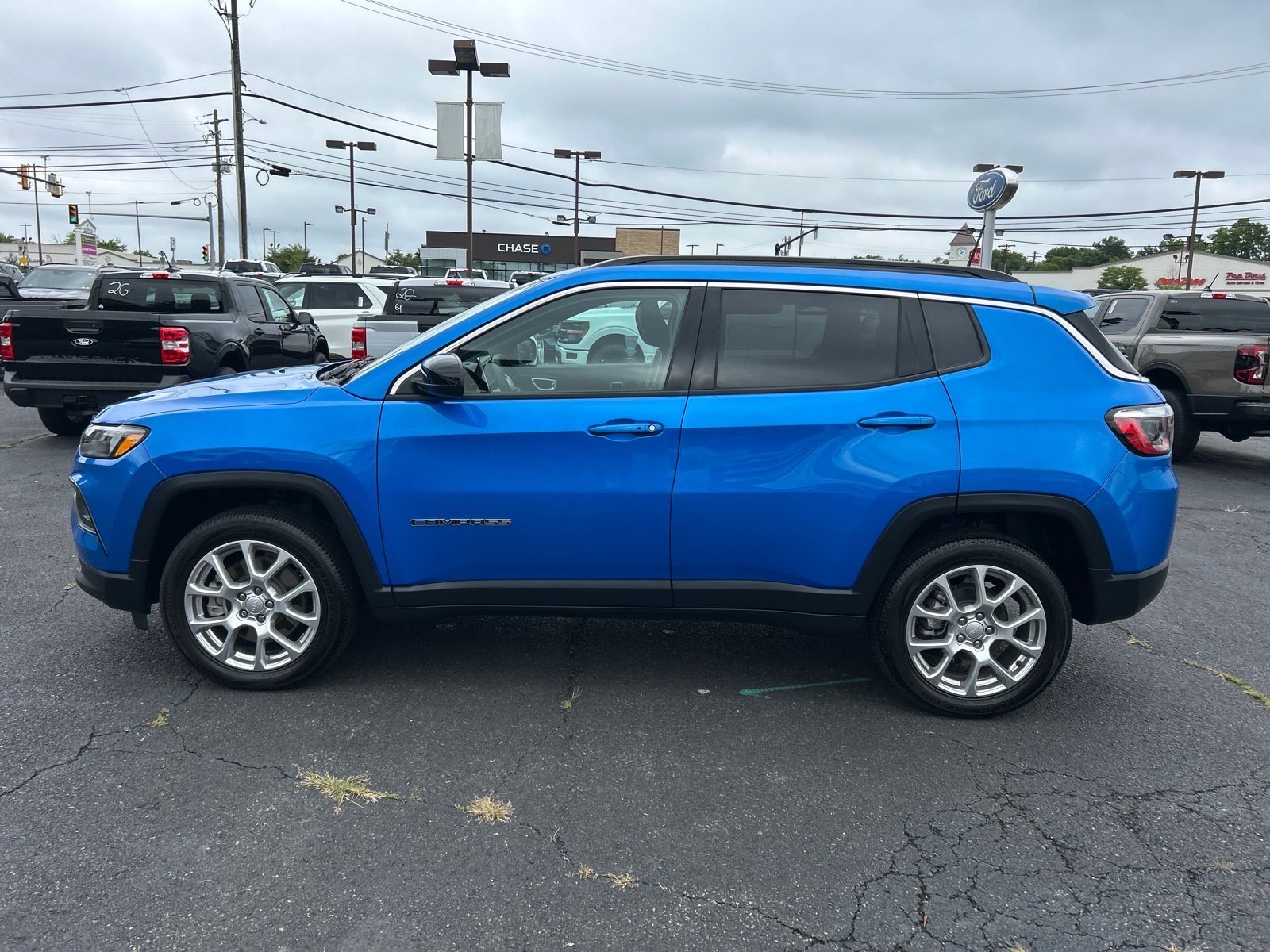 Used 2023 Jeep Compass Latitude w/ Sun and Sound Group AWD/4WD image 5