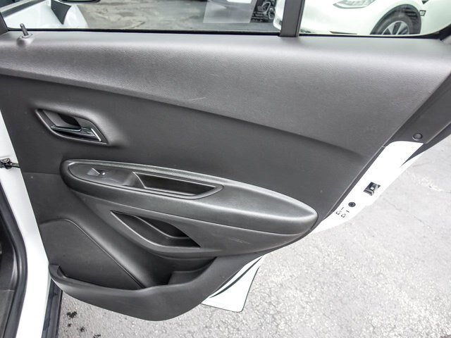 Used 2022 Chevrolet Trax LT w/ LT Convenience Package AWD/4WD image 27