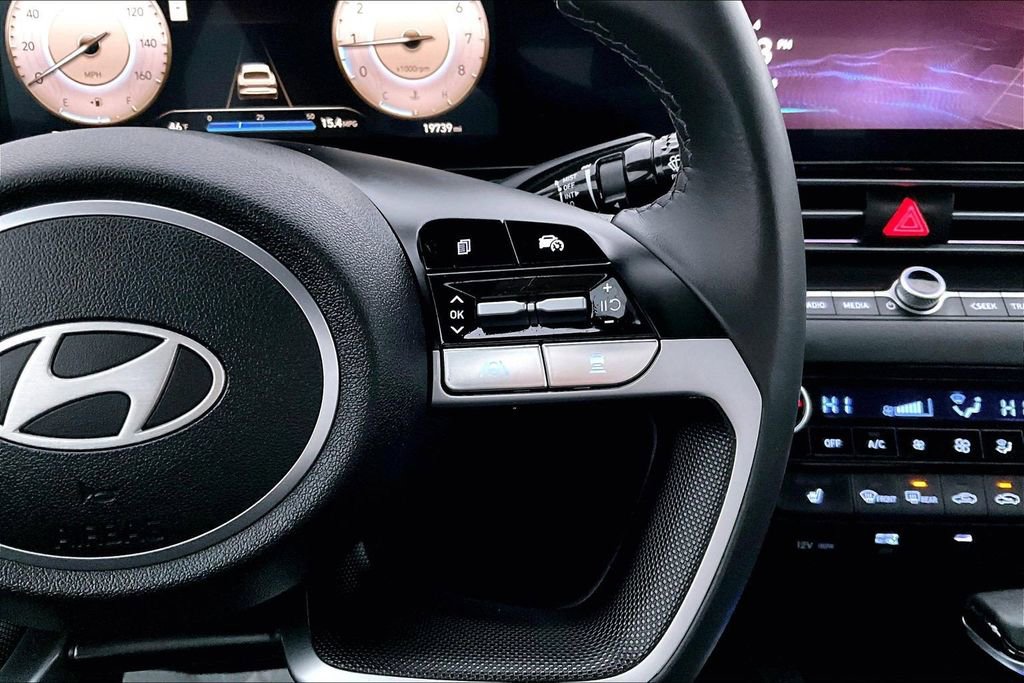 Used 2025 Hyundai Elantra SEL image 18