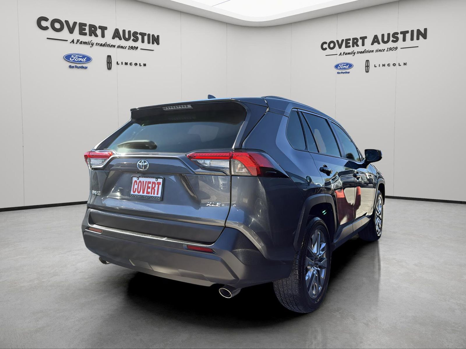 Used 2021 Toyota RAV4 XLE Premium image 5