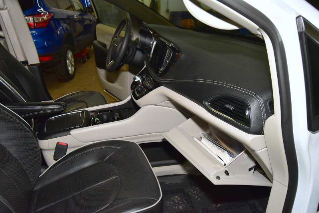 Used 2023 Chrysler Pacifica Limited image 23