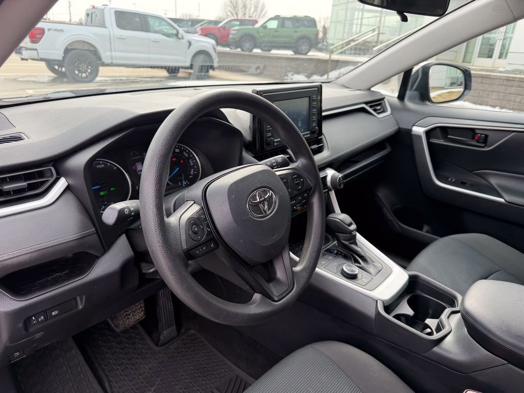 Used 2021 Toyota RAV4 LE image 9