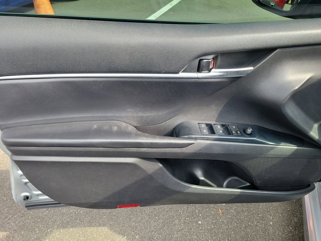 Used 2020 Toyota Camry SE FWD image 17