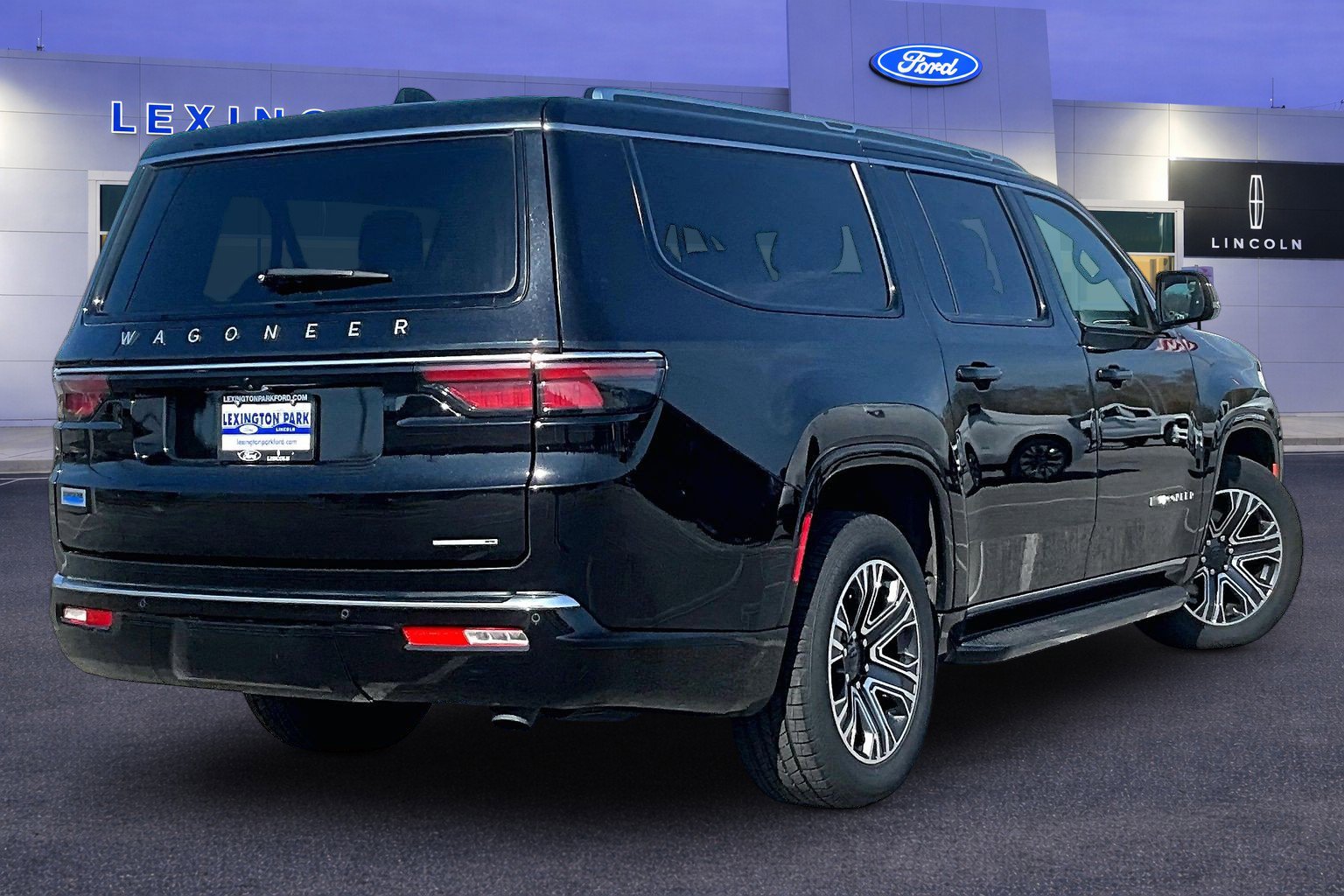 Used 2024 Jeep Wagoneer L Series II w/ Flexible Seating Group AWD/4WD image 5