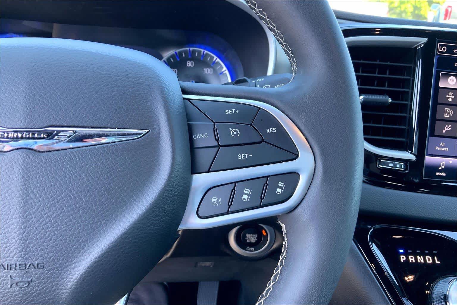Used 2025 Chrysler Pacifica Select FWD image 24