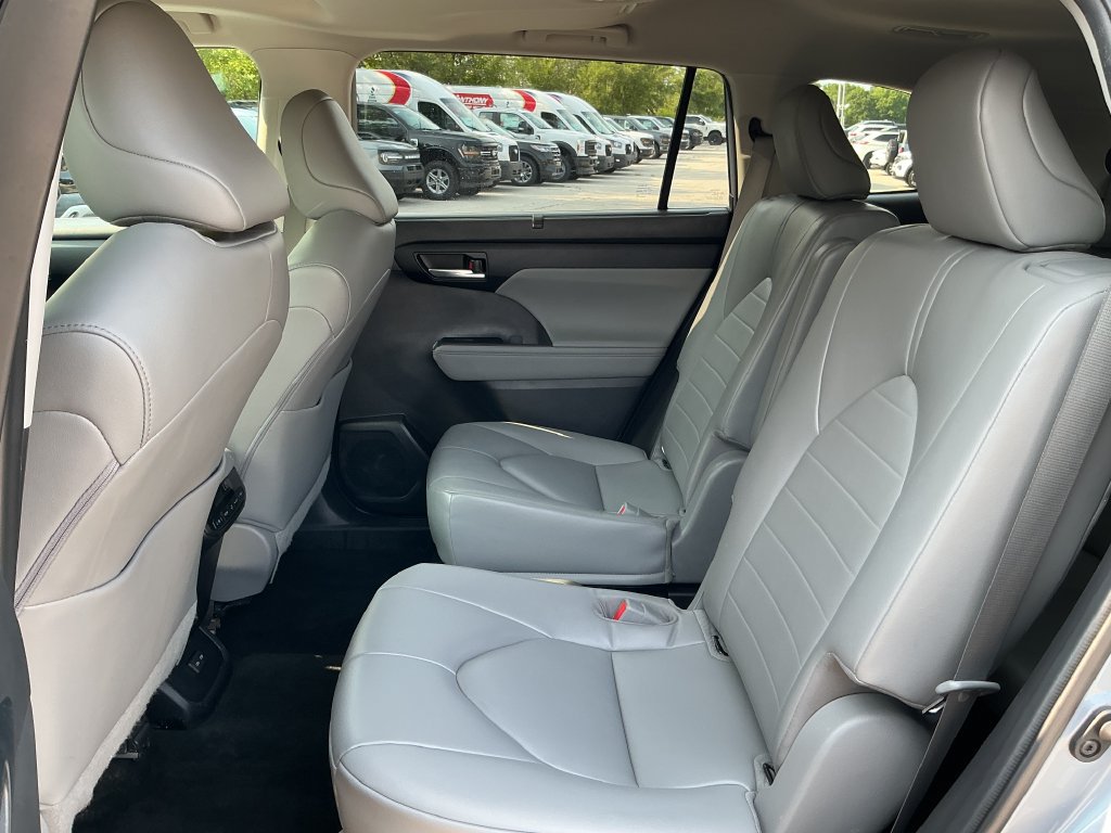 Used 2023 Toyota Highlander XLE FWD image 19
