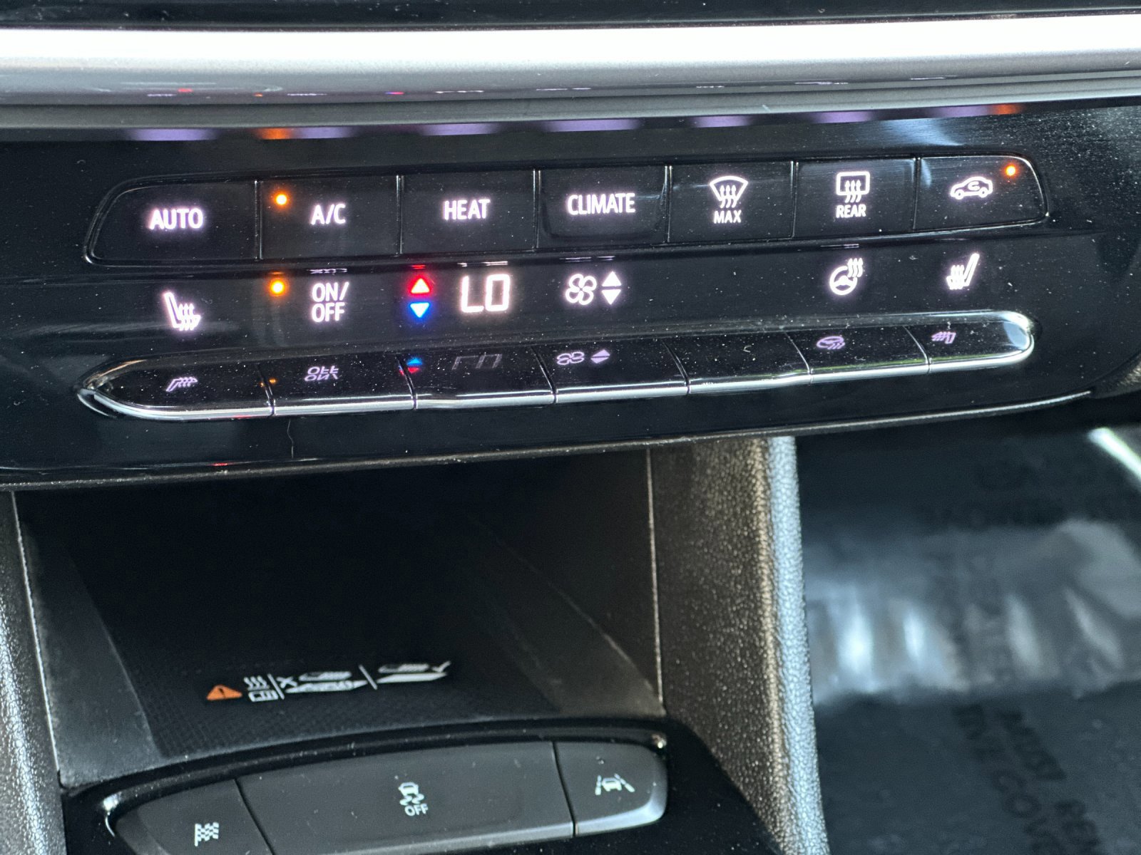 Used 2022 Chevrolet Bolt EUV LT w/ Comfort Package image 20