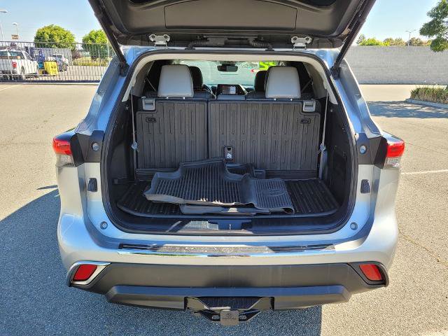 Used 2022 Toyota Highlander XLE AWD/4WD image 11