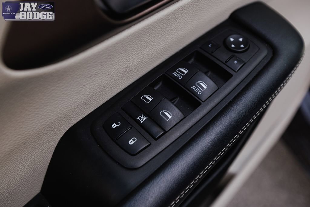 Used 2023 Chrysler Voyager LX image 29