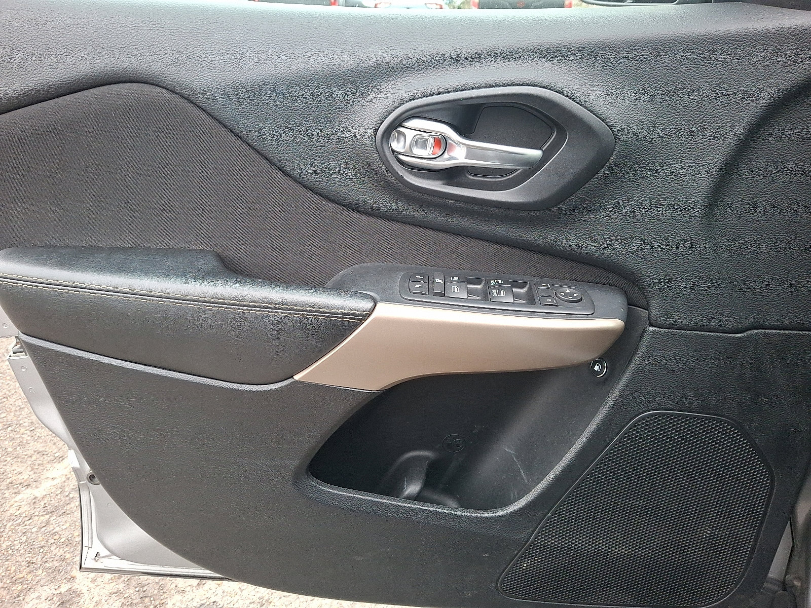 Used 2017 Jeep Cherokee Latitude w/ Cold Weather Group image 12