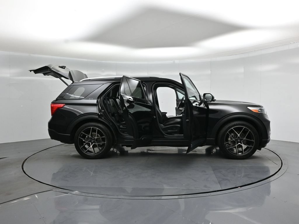Certified 2022 Ford Explorer Limited w/ Equipment Group 301A RWD image 5