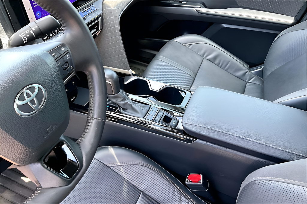 Used 2025 Toyota Camry XLE w/ Premium Plus Package AWD/4WD image 15