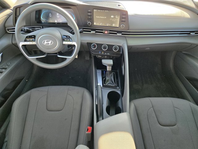 Used 2025 Hyundai Elantra SE FWD image 12