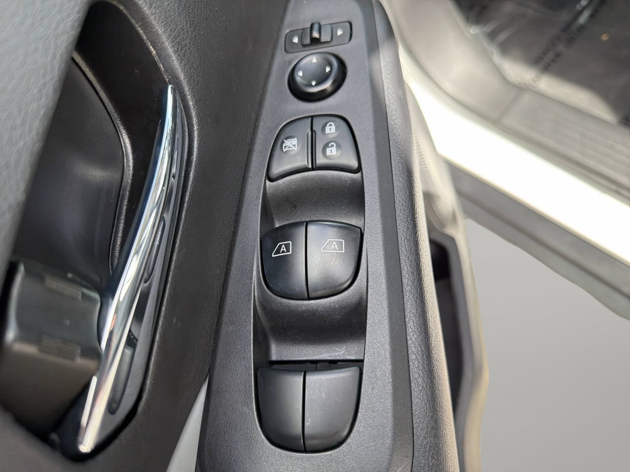 Used 2023 Nissan Kicks SR w/ SR Premium Package FWD image 16