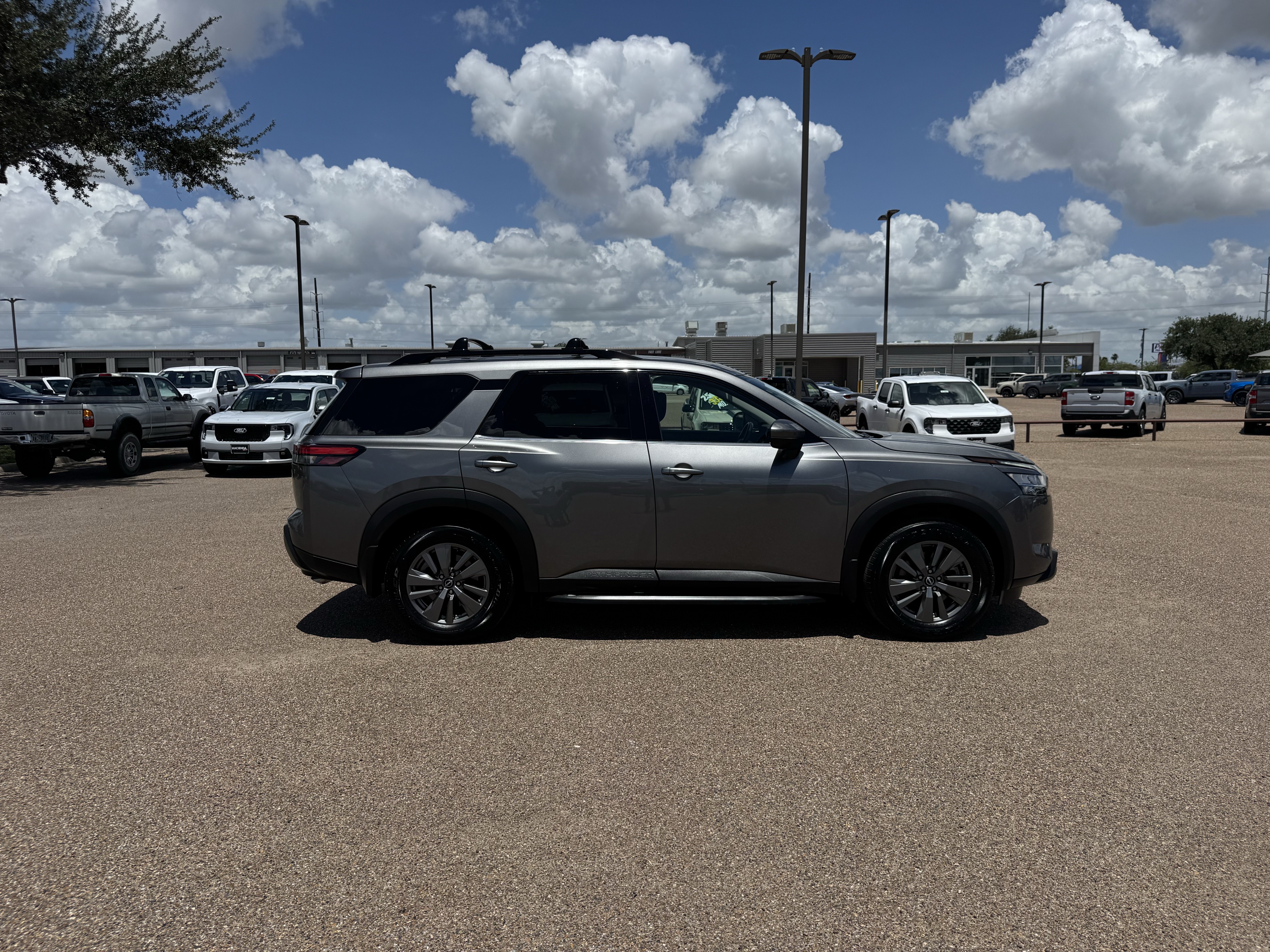 Used 2022 Nissan Pathfinder SV FWD image 4