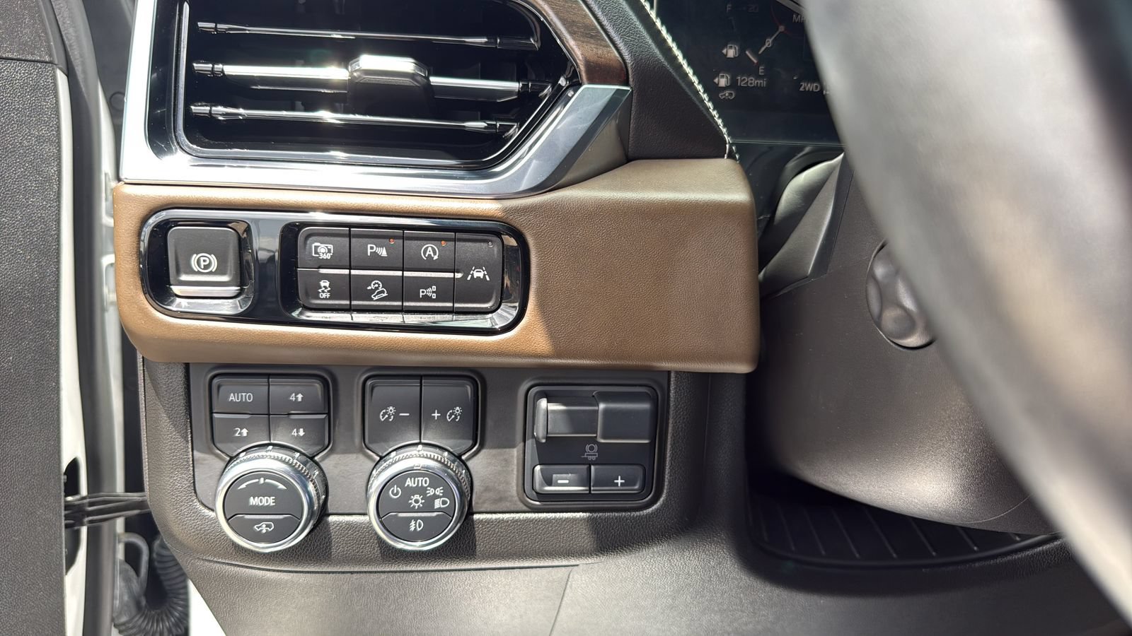 Used 2025 GMC Yukon Denali Ultimate AWD/4WD image 18
