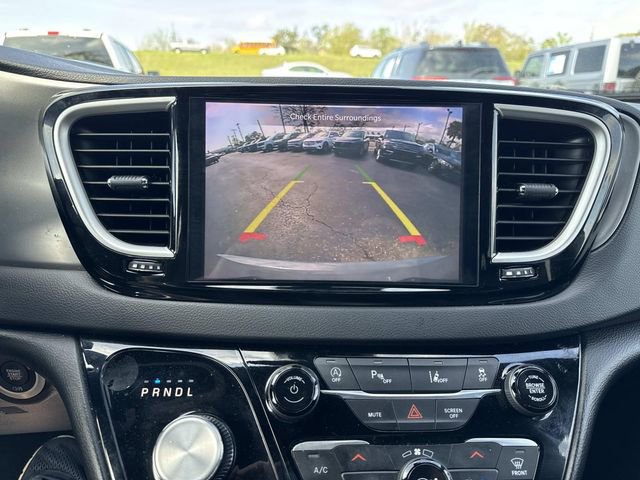Used 2025 Chrysler Pacifica Select image 26