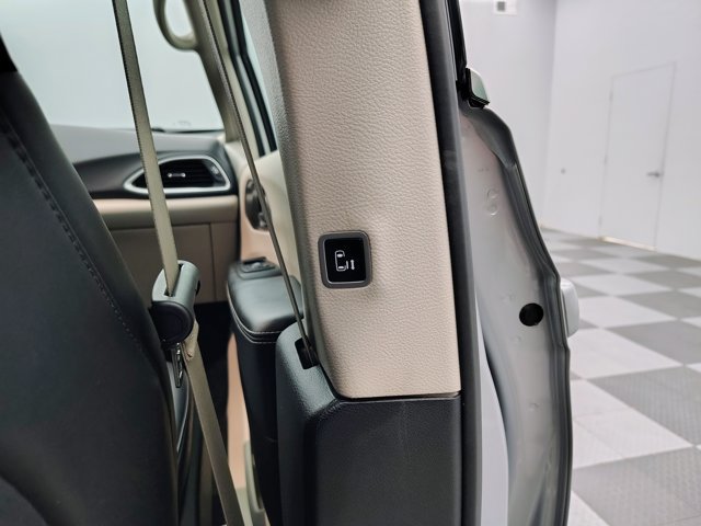 Used 2024 Chrysler Pacifica Touring-L FWD image 27