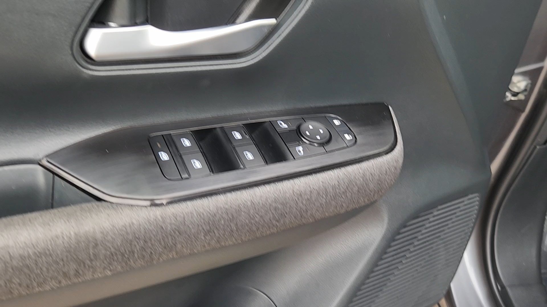 Used 2025 Nissan Kicks SV AWD/4WD image 26