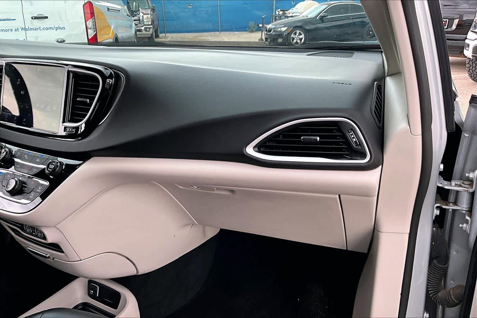 Used 2024 Chrysler Pacifica Touring-L FWD image 18