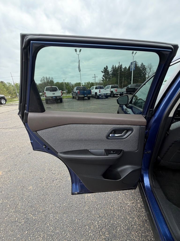 Used 2022 Nissan Rogue SV AWD/4WD image 7