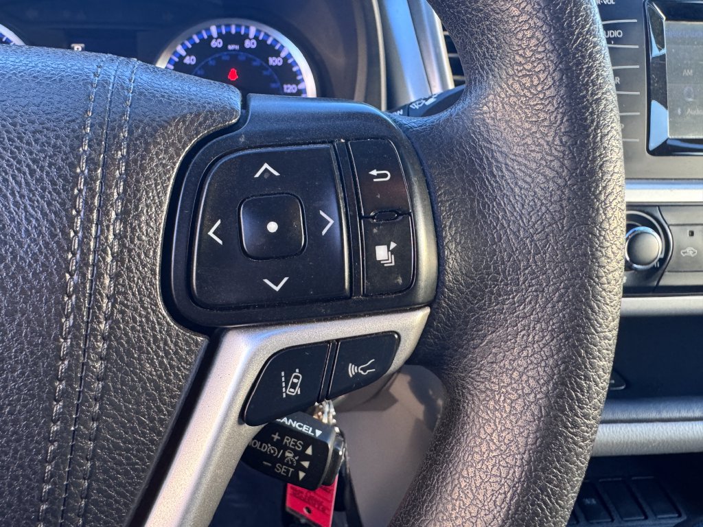 Used 2017 Toyota Highlander LE FWD image 25