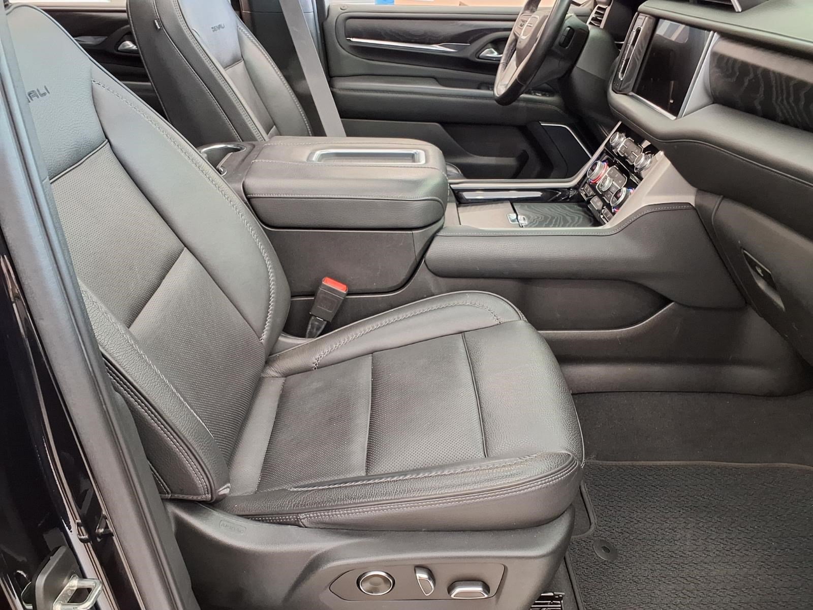 Used 2022 GMC Yukon XL Denali w/ Denali Ultimate Package AWD/4WD image 9