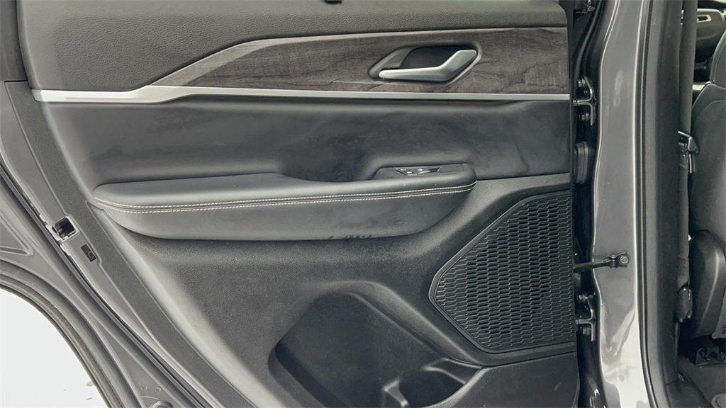 Used 2023 Jeep Grand Cherokee Limited w/ Luxury Tech Group II image 37