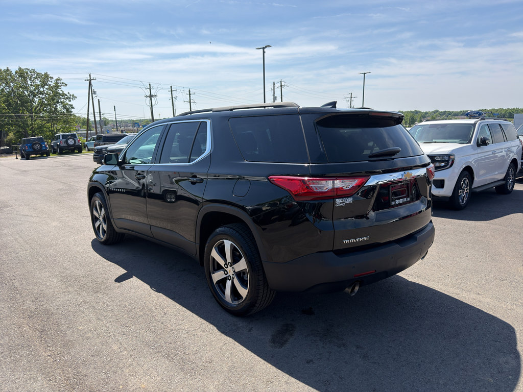 Used 2021 Chevrolet Traverse LT w/ LT Premium Package image 2