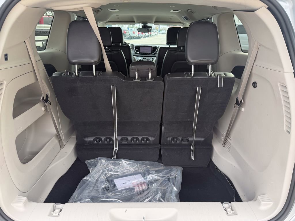 Used 2024 Chrysler Pacifica Touring-L image 17