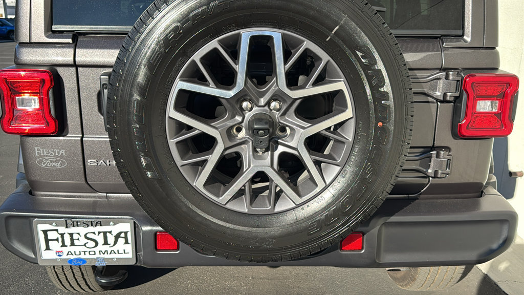 Used 2026 Jeep Wrangler Unlimited Sahara AWD/4WD image 9