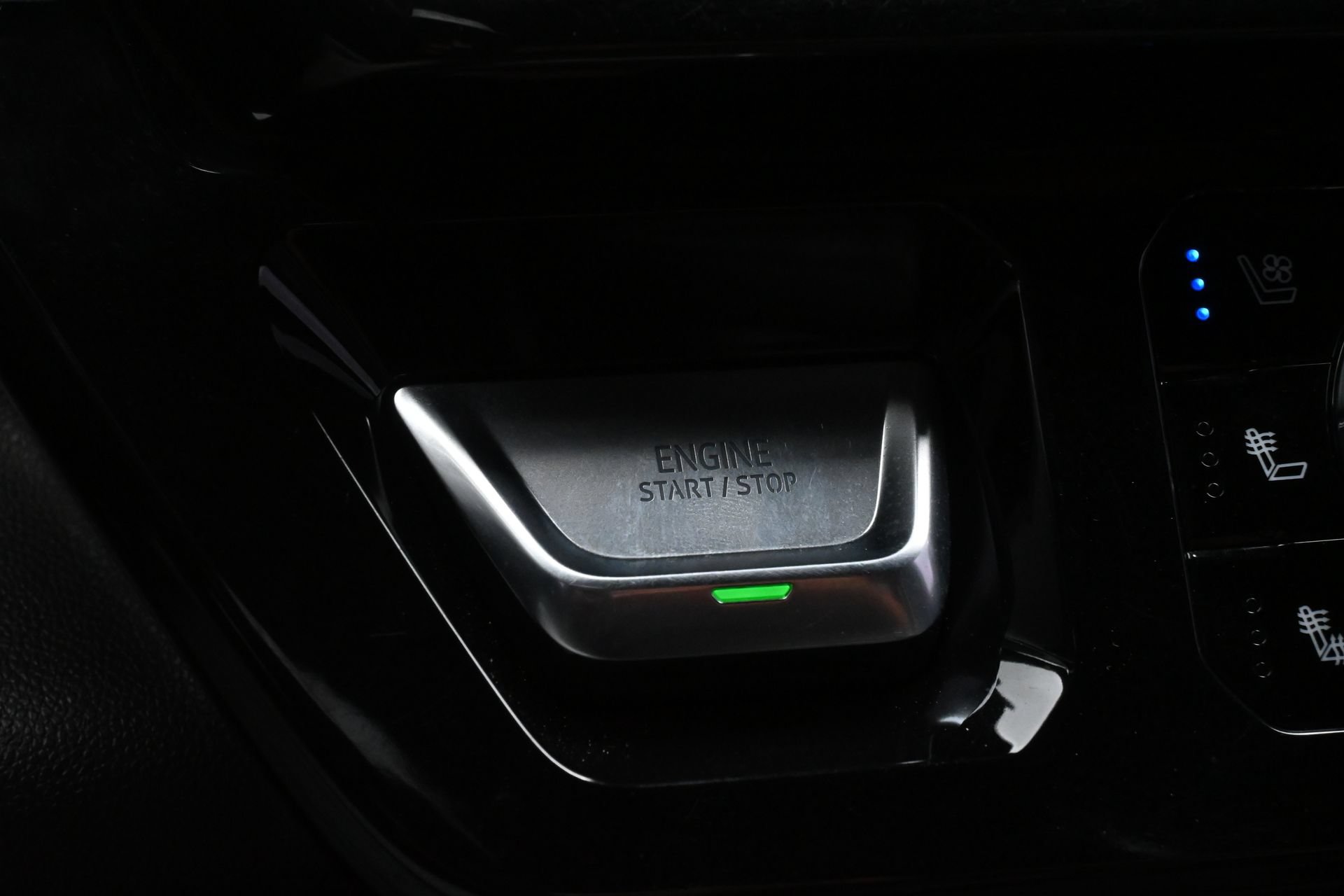 Used 2025 GMC Sierra 2500 AT4X AWD/4WD image 14