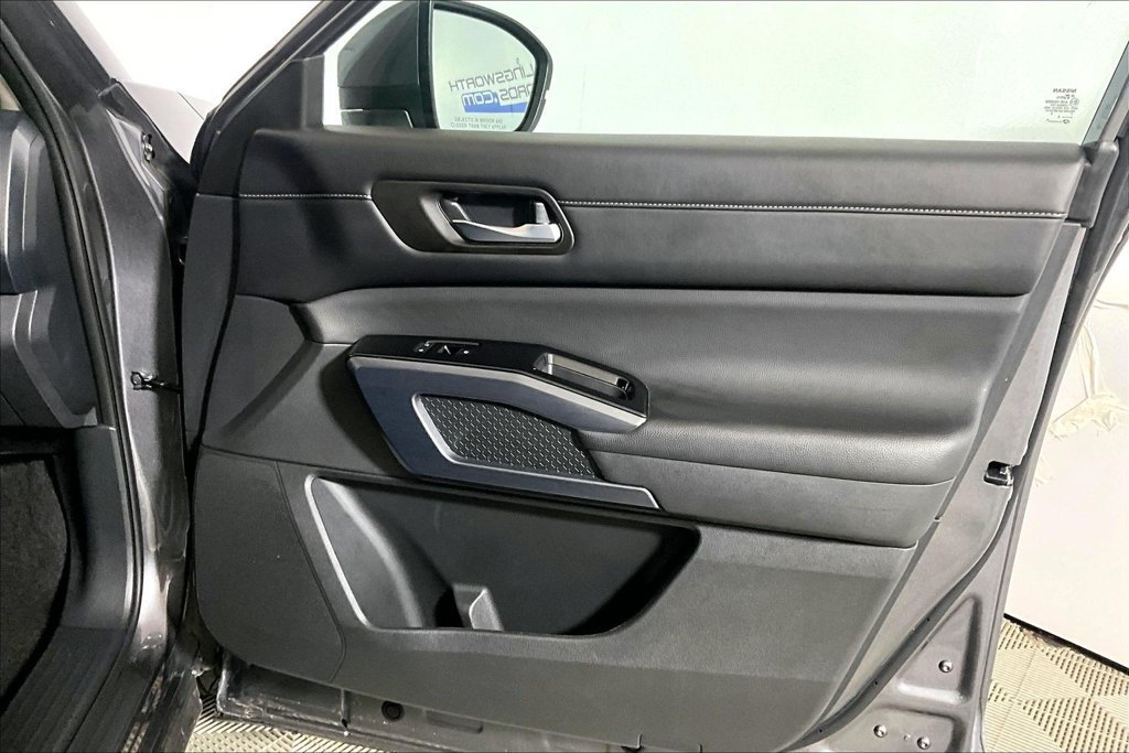 Used 2025 Nissan Pathfinder SL FWD image 19
