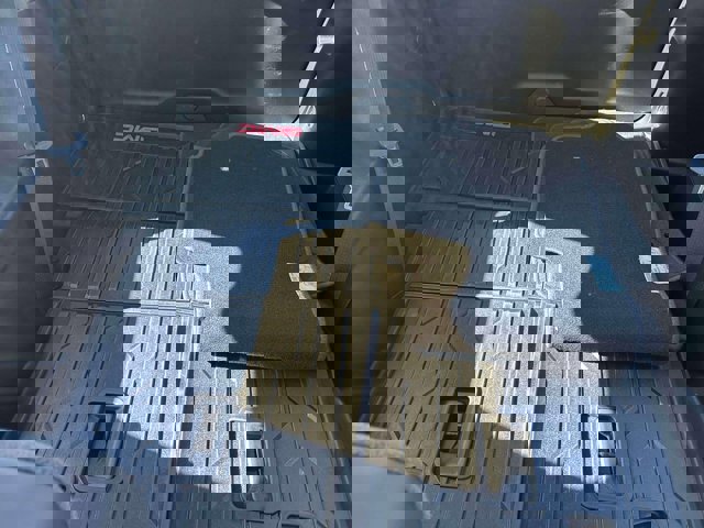 Used 2022 GMC Acadia SLT w/ Technology Package image 11