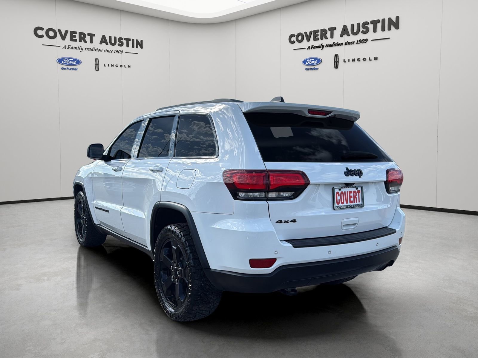 Used 2019 Jeep Grand Cherokee Laredo AWD/4WD image 3