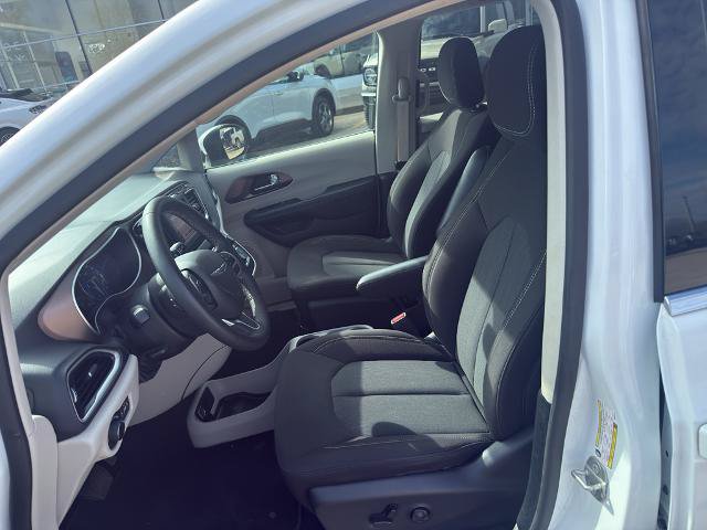 Used 2023 Chrysler Voyager LX FWD image 8