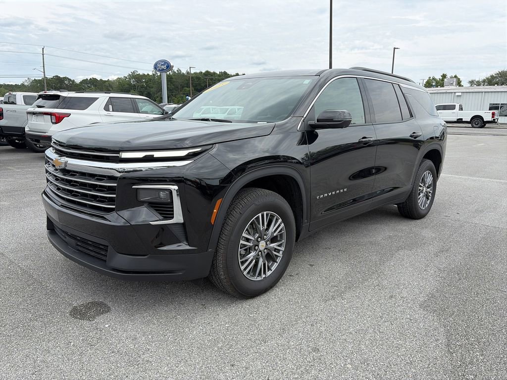 Used 2025 Chevrolet Traverse LT w/ Driver Confidence Package FWD image 2